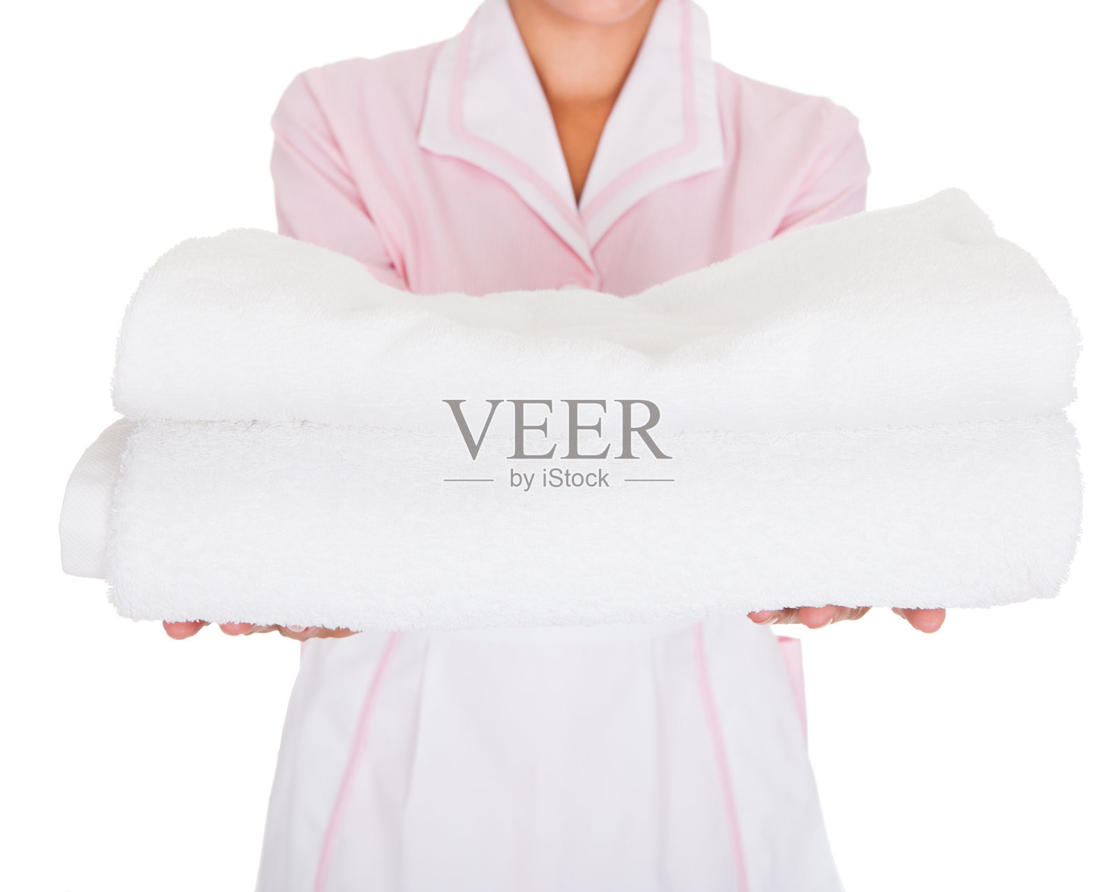 拿毛巾的年轻女保洁员照片摄影图片