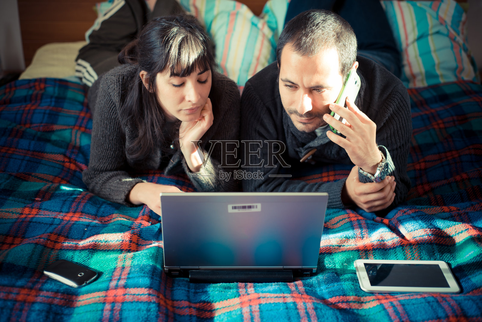 相爱的情侣在床上用笔记本照片摄影图片