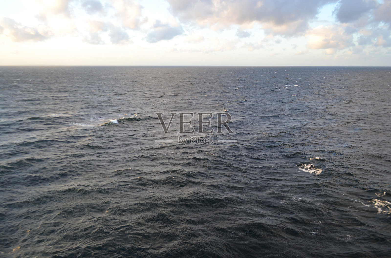 晚上去波罗的海。照片摄影图片