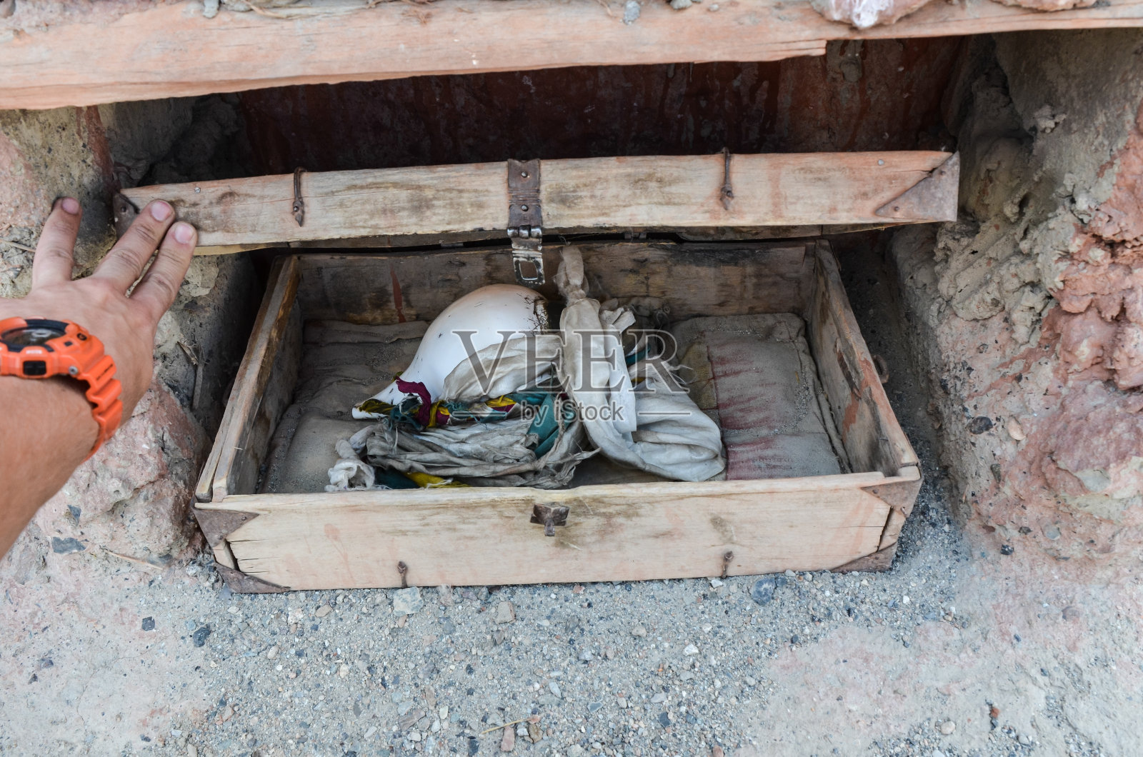 仓里跳舞照片摄影图片