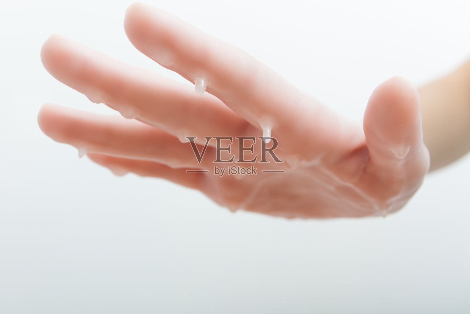 女手和石蜡浴。美甲美容spa沙龙。照片摄影图片