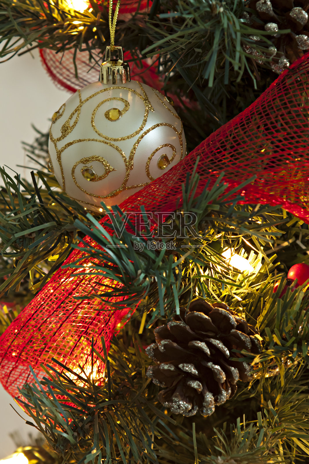 圣诞树上的圣诞装饰品照片摄影图片