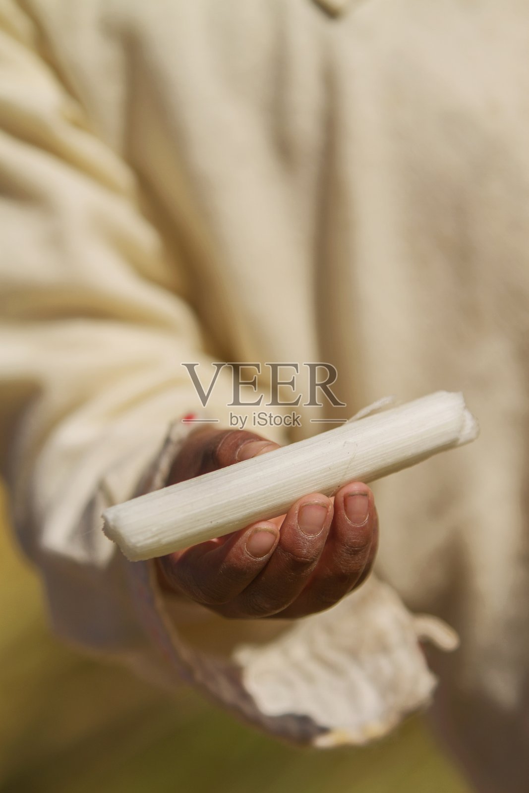 托托拉手的小男孩，乌鲁斯，秘鲁，玻利维亚照片摄影图片