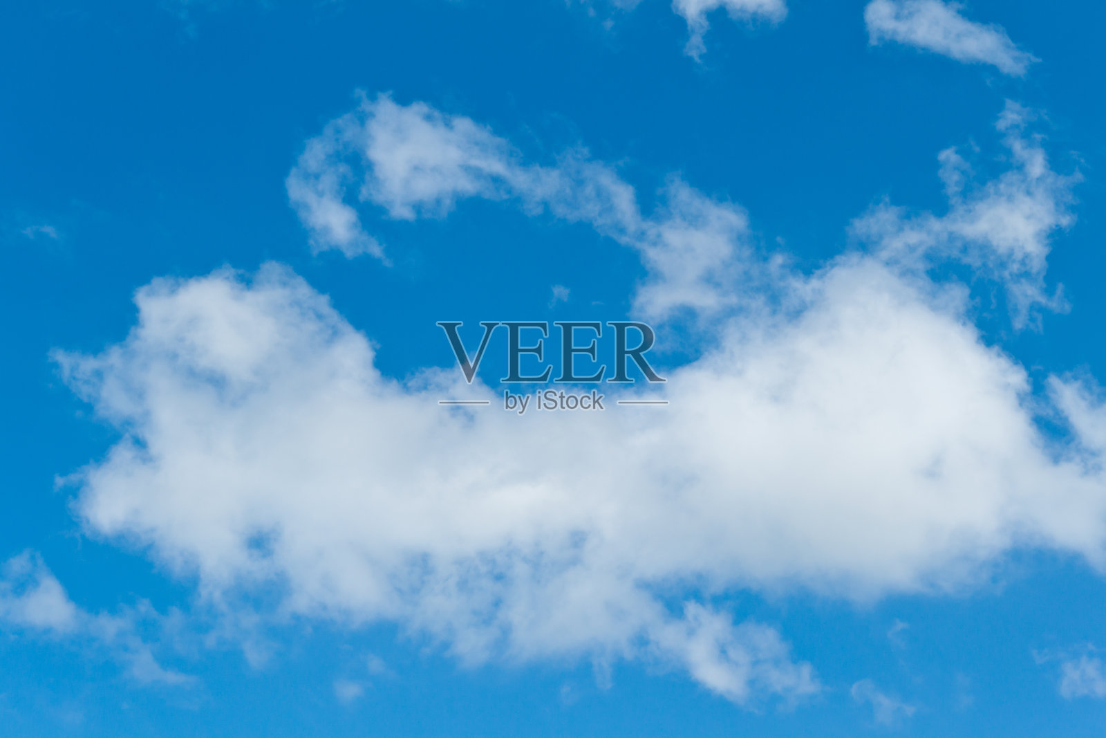 蓝色的天空。照片摄影图片