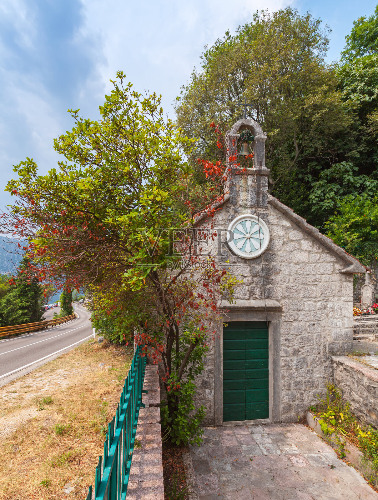 黑山佩拉斯特墓地上的小旧东正教教堂照片摄影图片