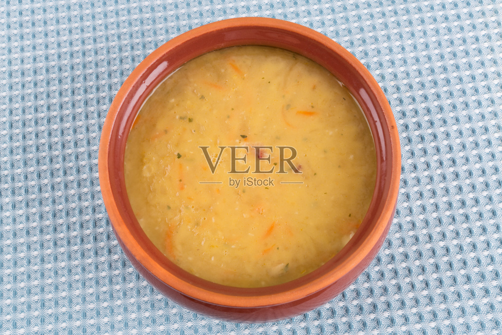 传统的新鲜豌豆汤在碗里照片摄影图片