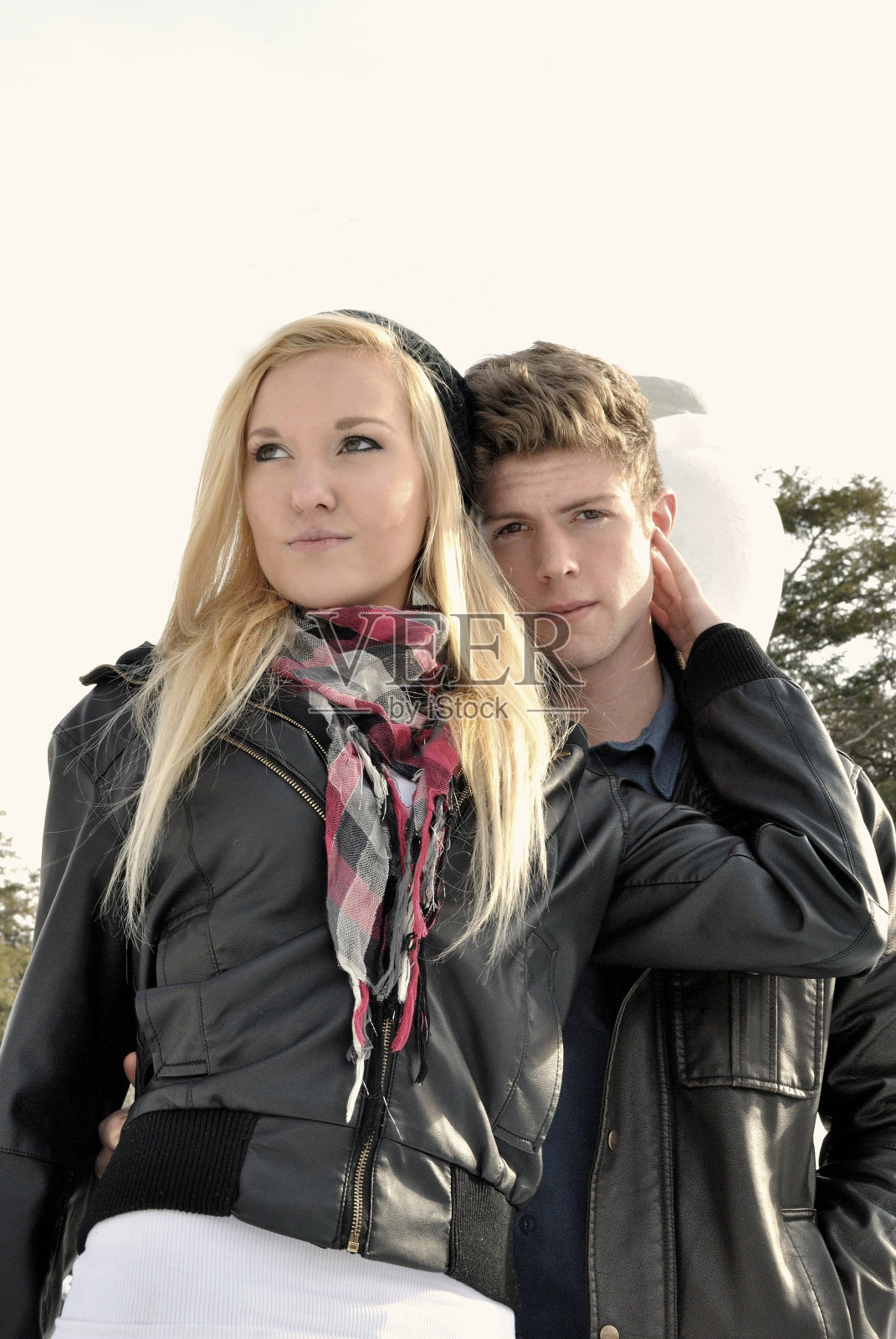 一对年轻夫妇在照相机前摆姿势照片摄影图片