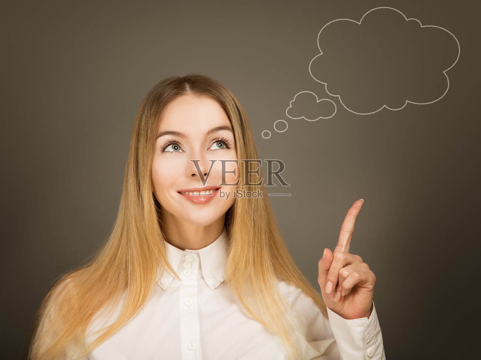女人在黑板上思考泡泡照片摄影图片