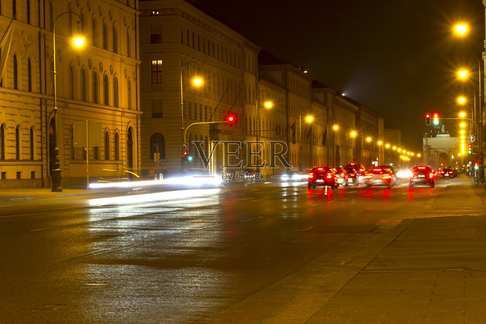 Ludwigstra忙吗?晚上在慕尼黑的e街照片摄影图片