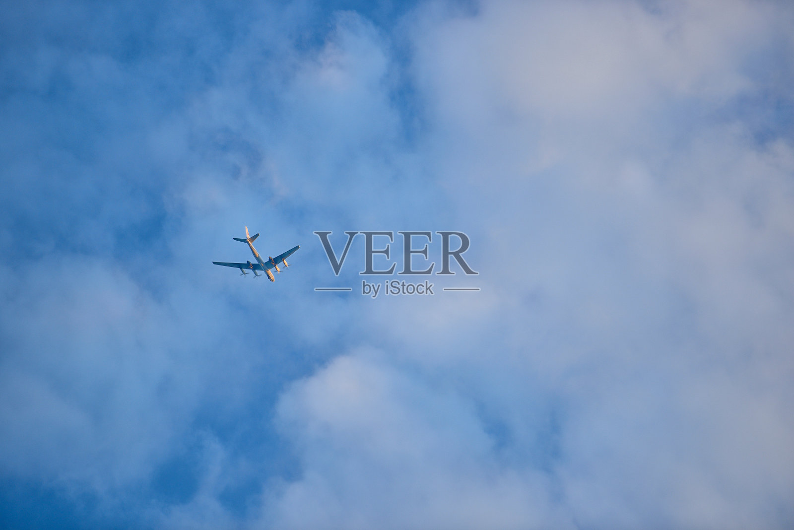 飞机在天空中飞行照片摄影图片