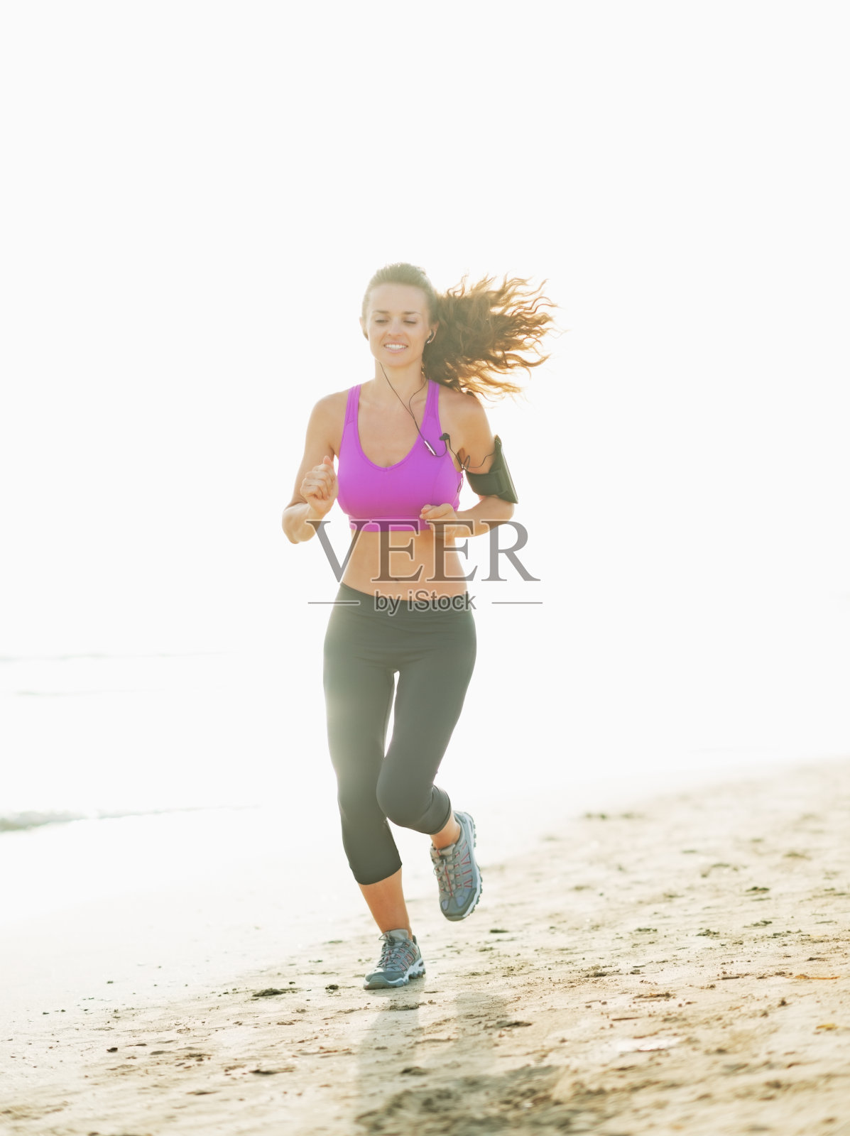健康的年轻女子在海滩上跑步照片摄影图片