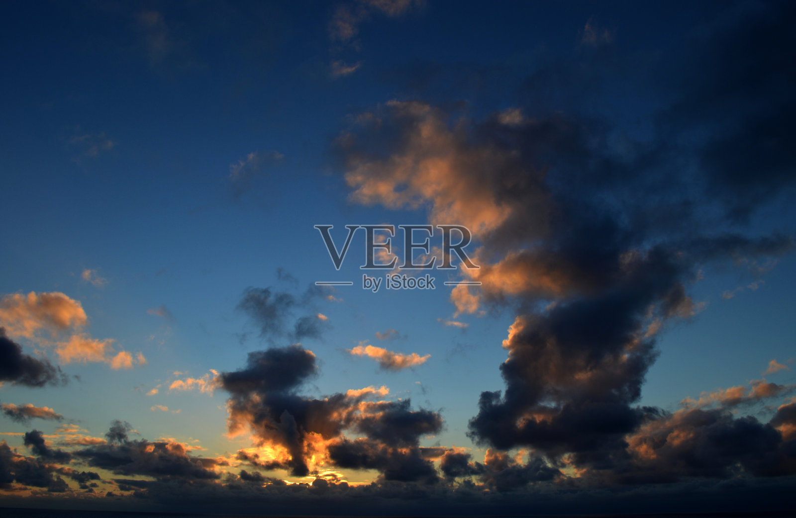 夕阳下的大天空照片摄影图片