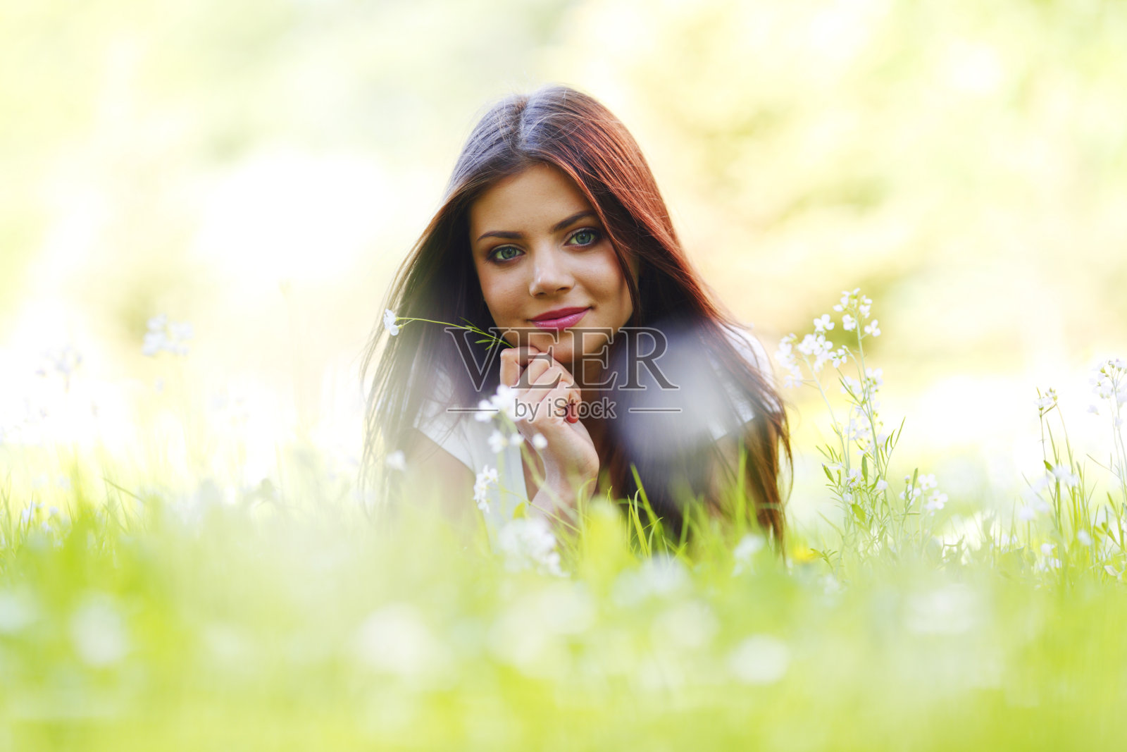 躺在草地上的女人照片摄影图片