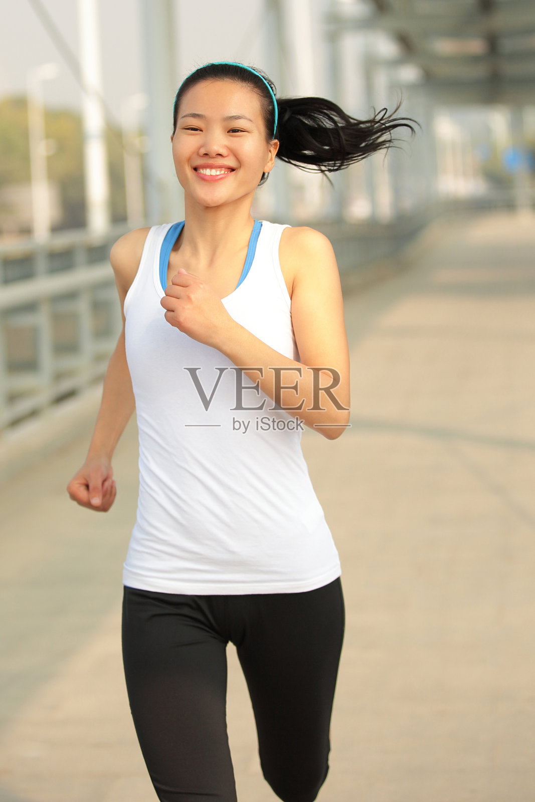 健康生活方式亚洲女人在现代城市慢跑照片摄影图片