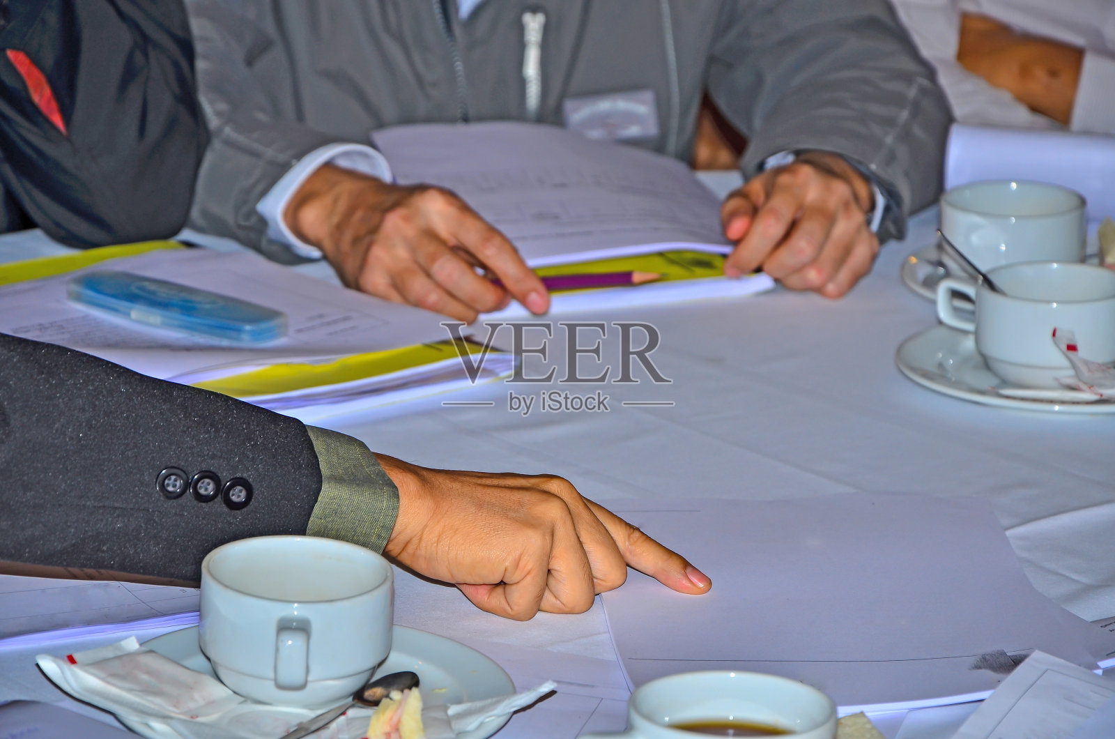 人的双手在会议上商量照片摄影图片