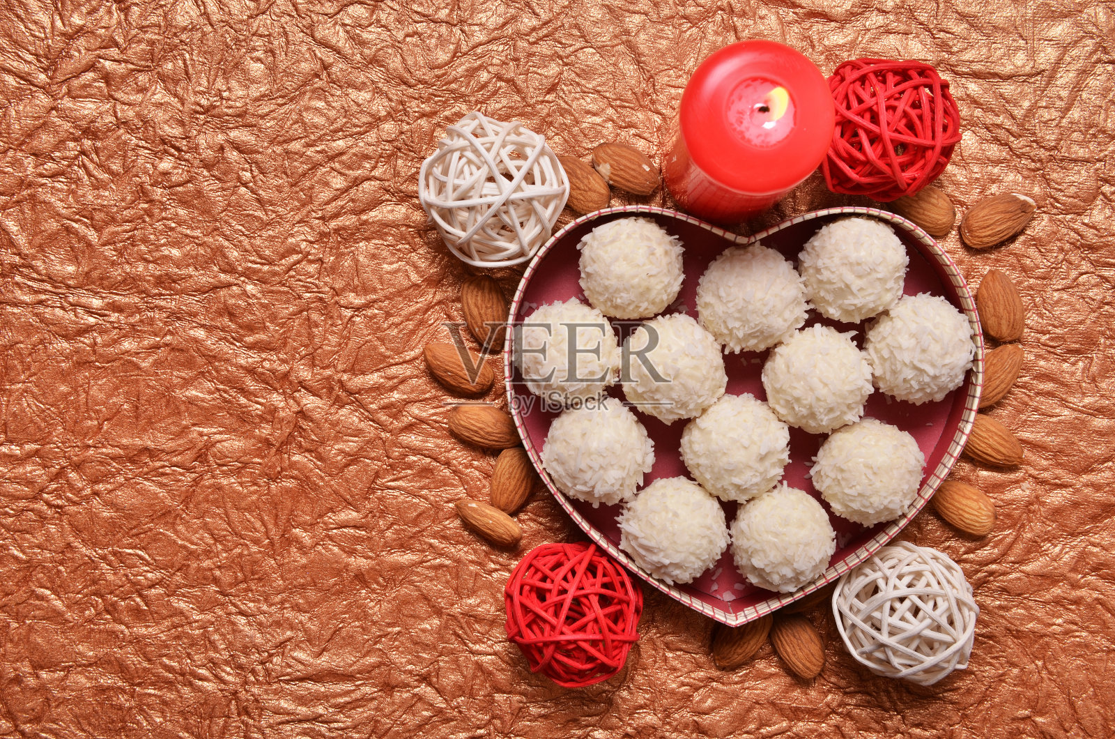 心形盒子和糖果照片摄影图片