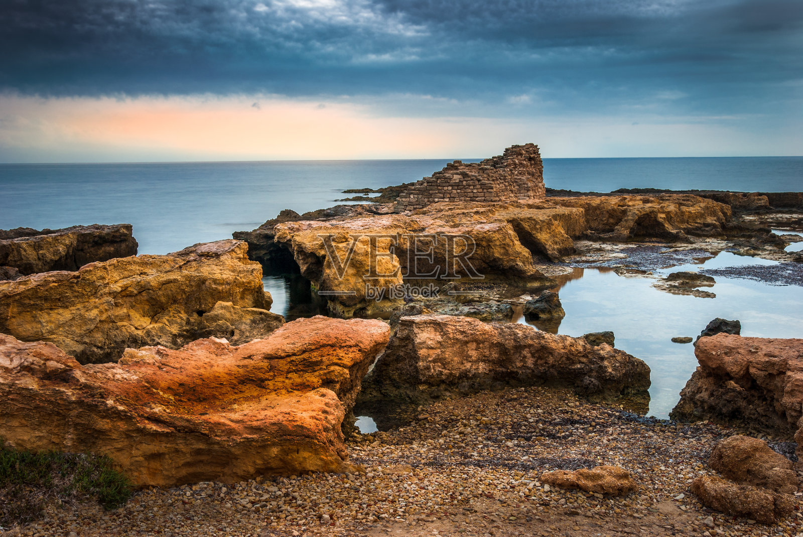 岩石海岸与古代遗迹照片摄影图片
