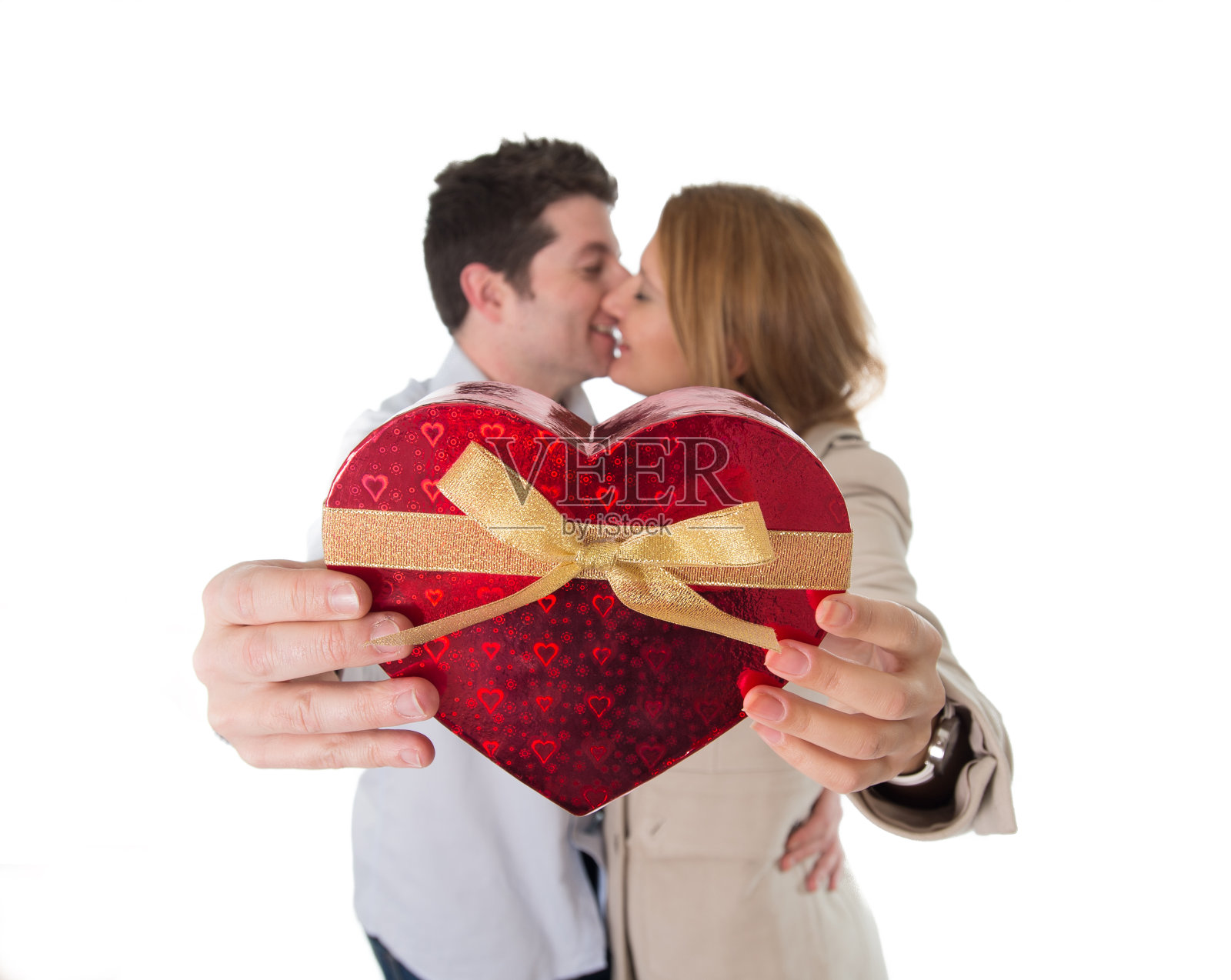 爱的心与一个年轻的夫妇亲吻在背后的地照片摄影图片