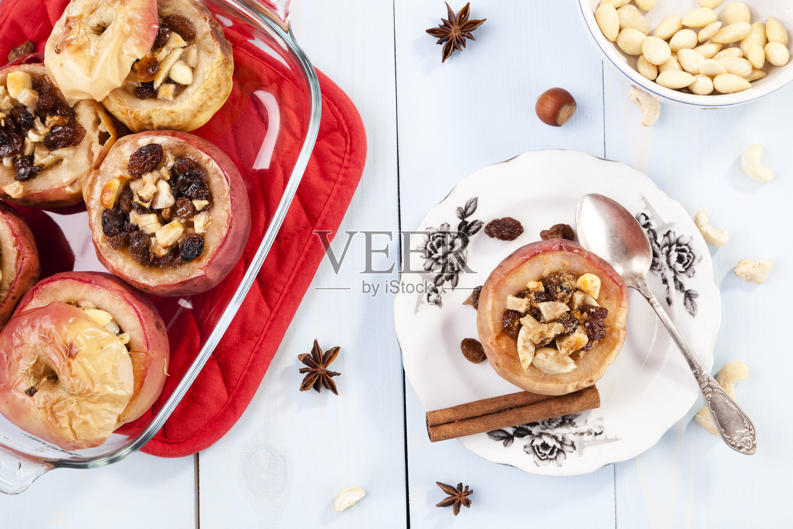 烤苹果加坚果和葡萄干照片摄影图片