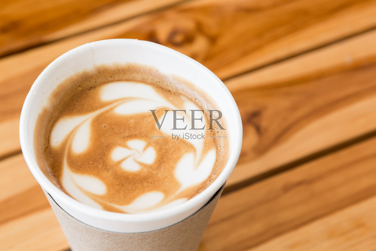 咖啡与心形图案的木制背景照片摄影图片