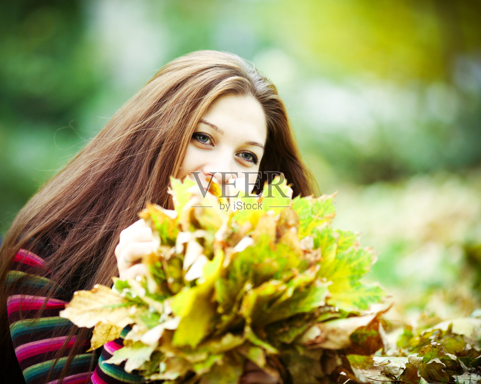 年轻女子反对秋天公园照片摄影图片