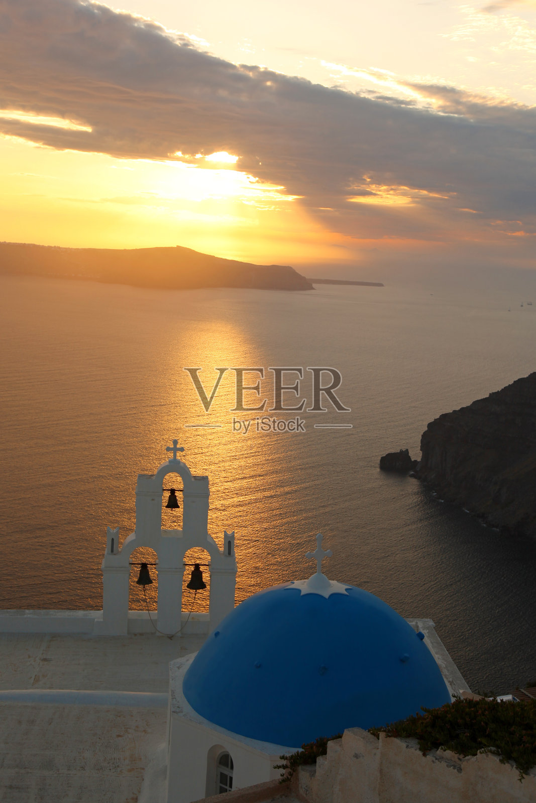 希腊圣托里尼岛菲拉镇，有著名的教堂照片摄影图片