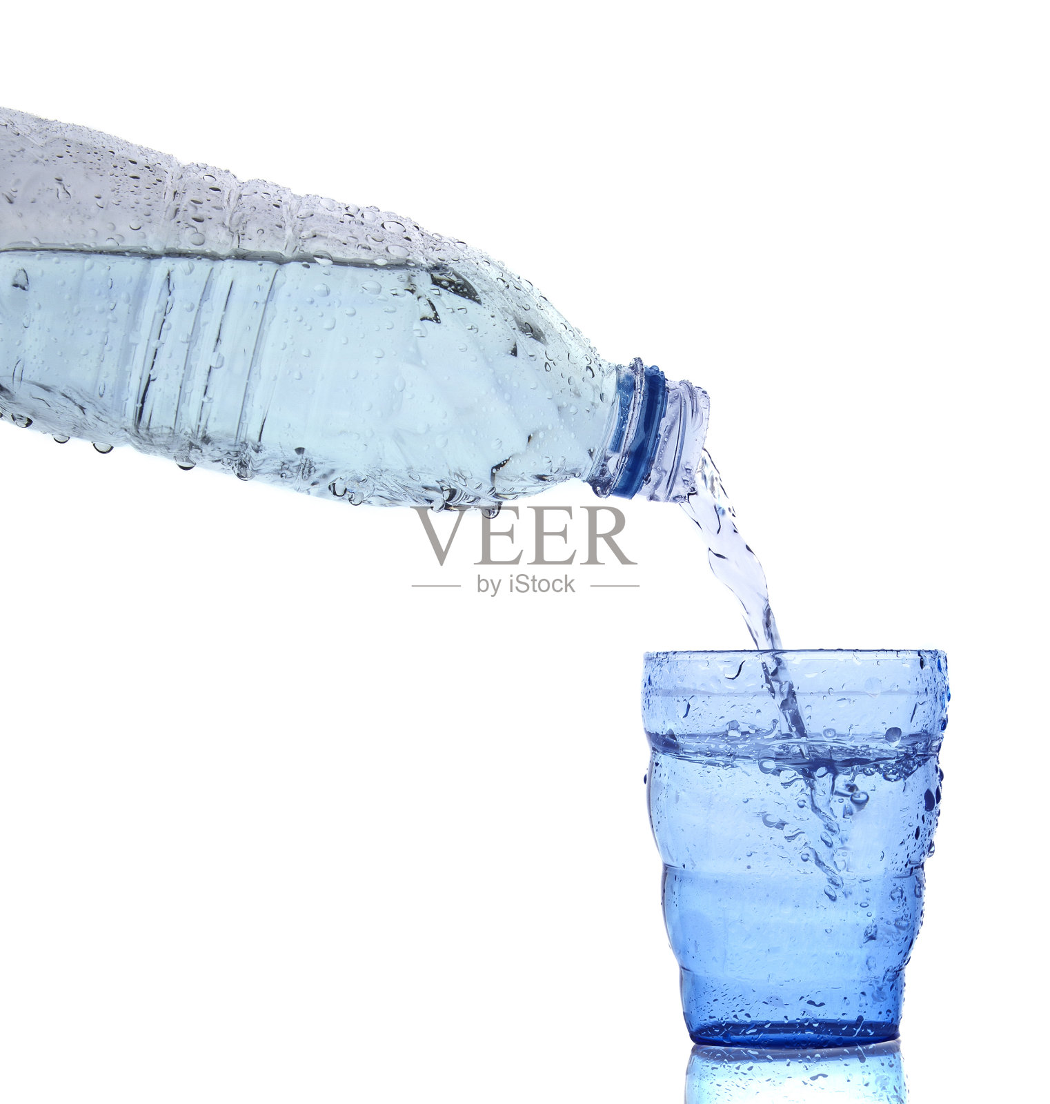 从瓶子到玻璃杯喝水照片摄影图片