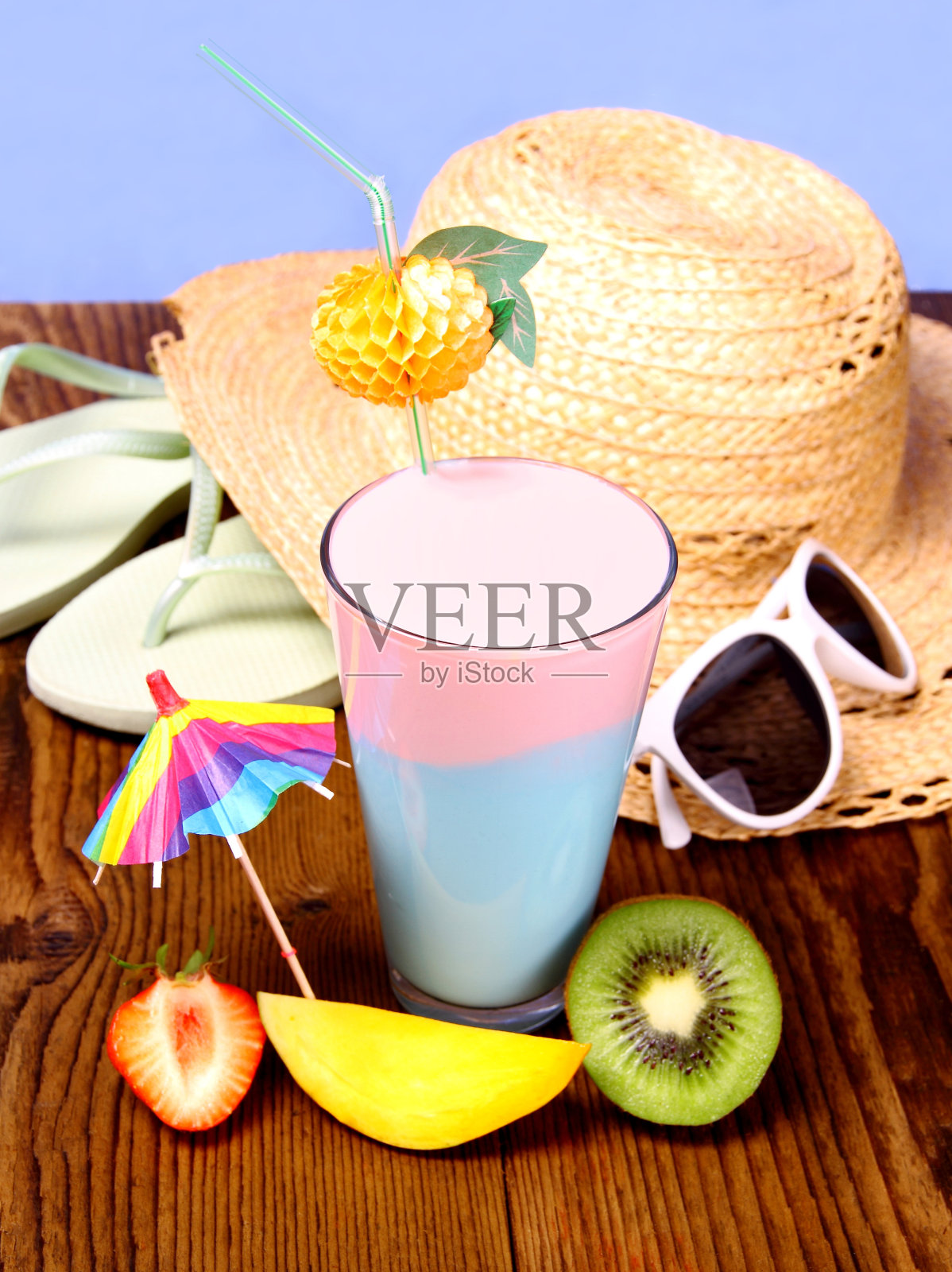 鸡尾酒，草莓，芒果和猕猴桃，假日背景照片摄影图片