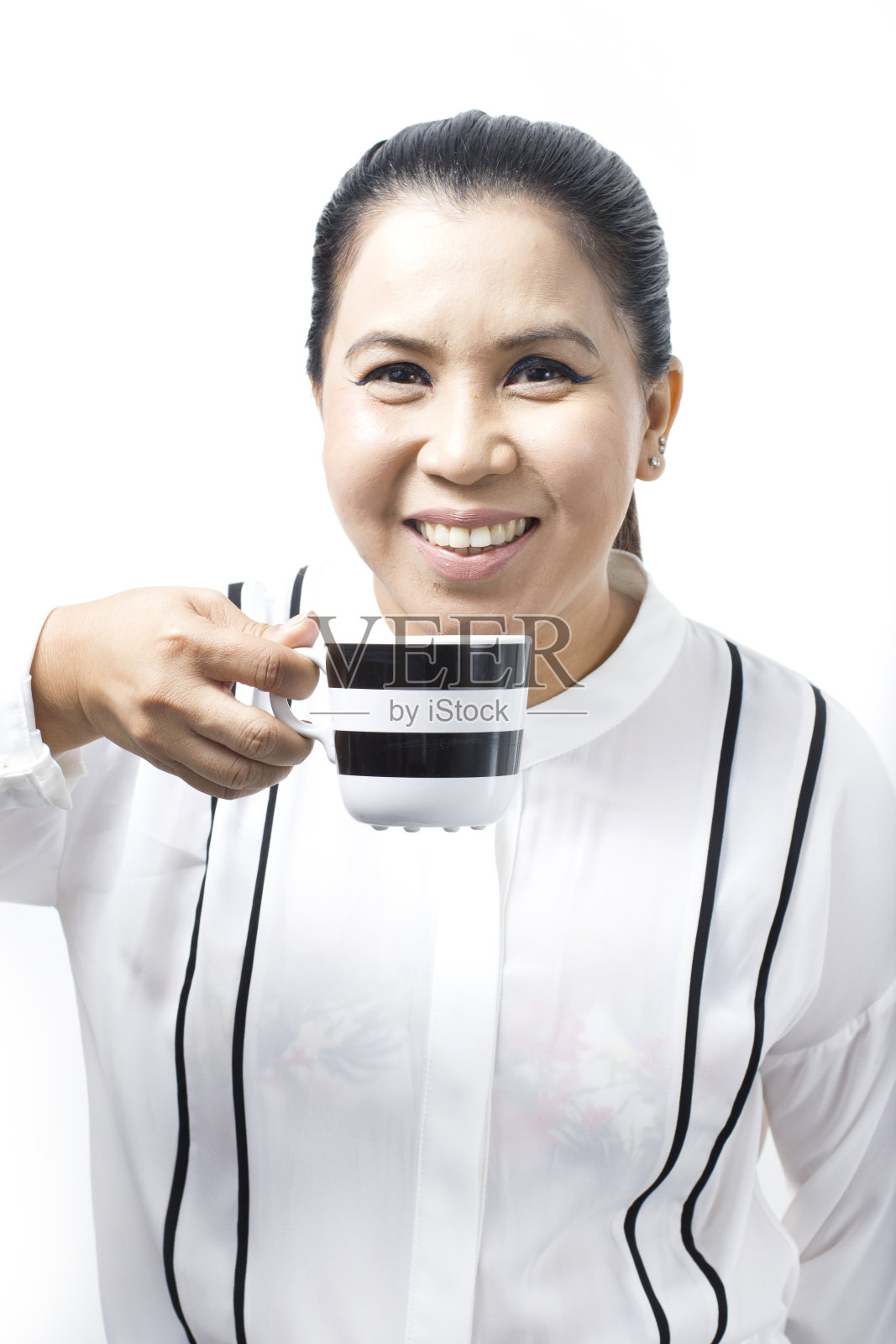 拿着咖啡杯的亚洲女人照片摄影图片