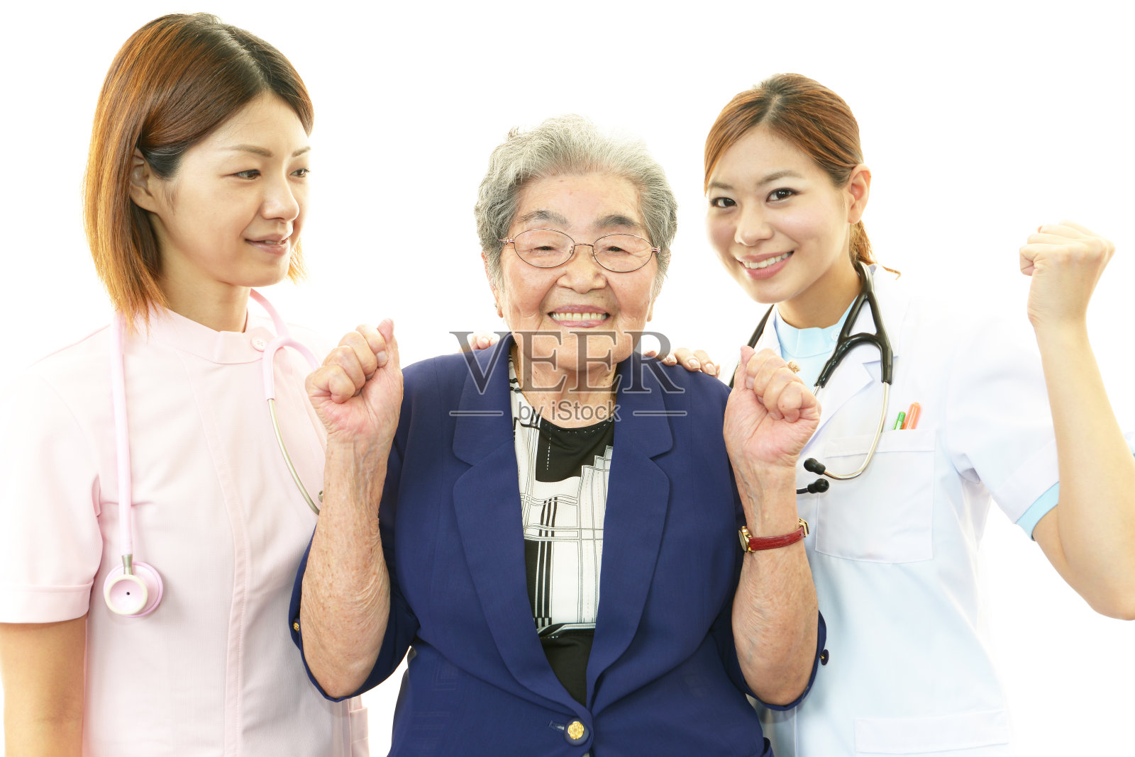 微笑的亚洲医务人员与女性照片摄影图片