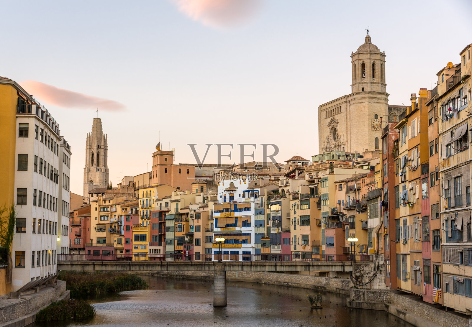 河上的赫罗纳大教堂和圣费柳学院教堂照片摄影图片
