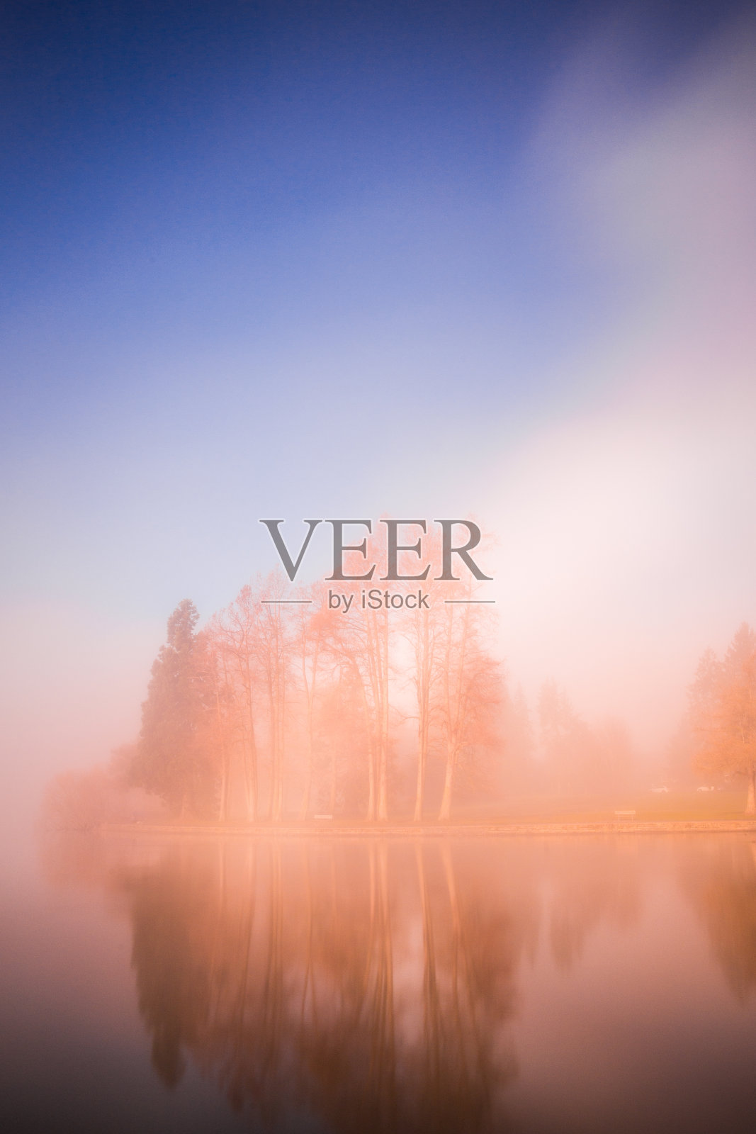 日出时分的雾岛照片摄影图片