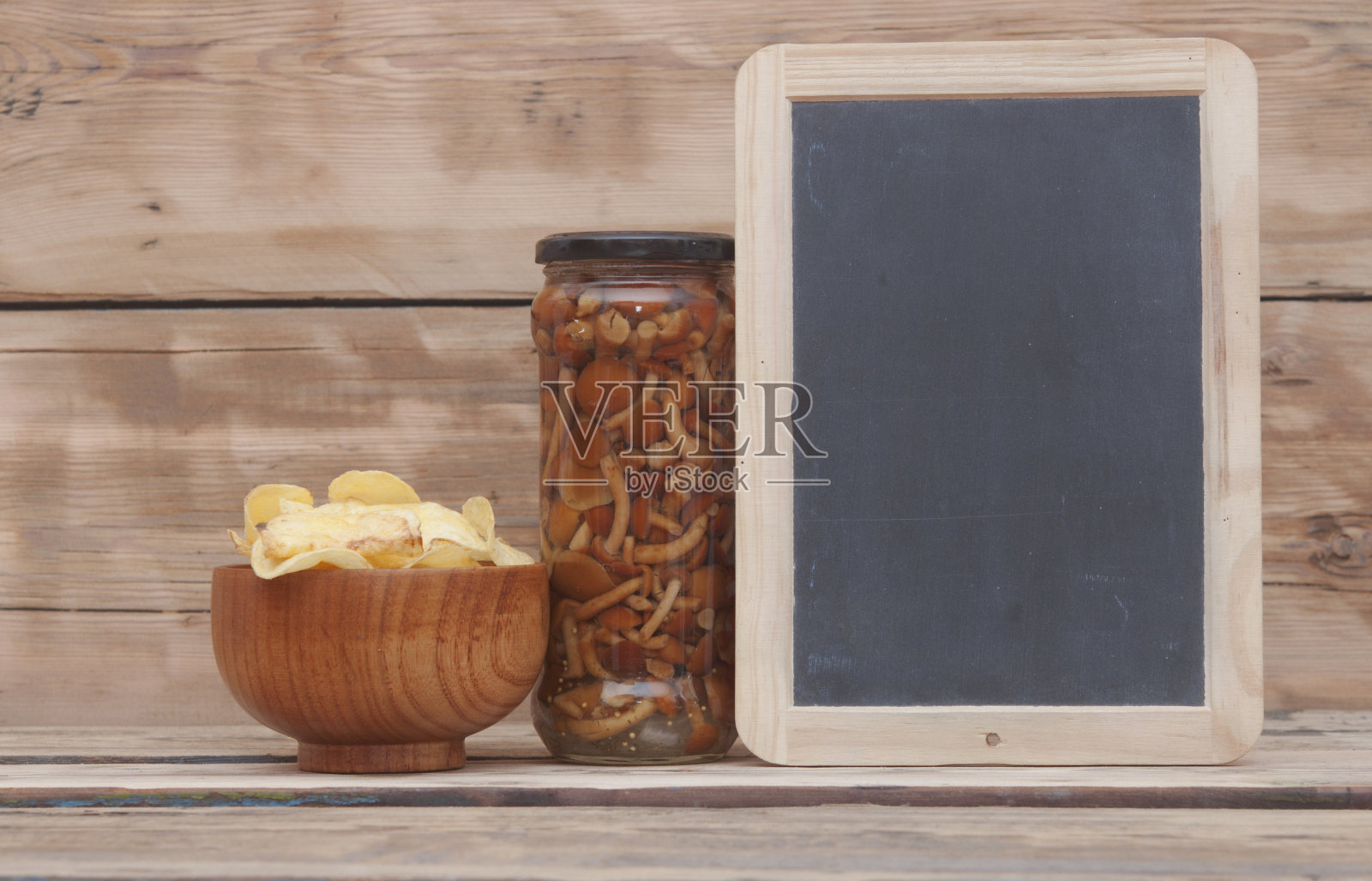 土豆片配蘑菇，木质背景照片摄影图片