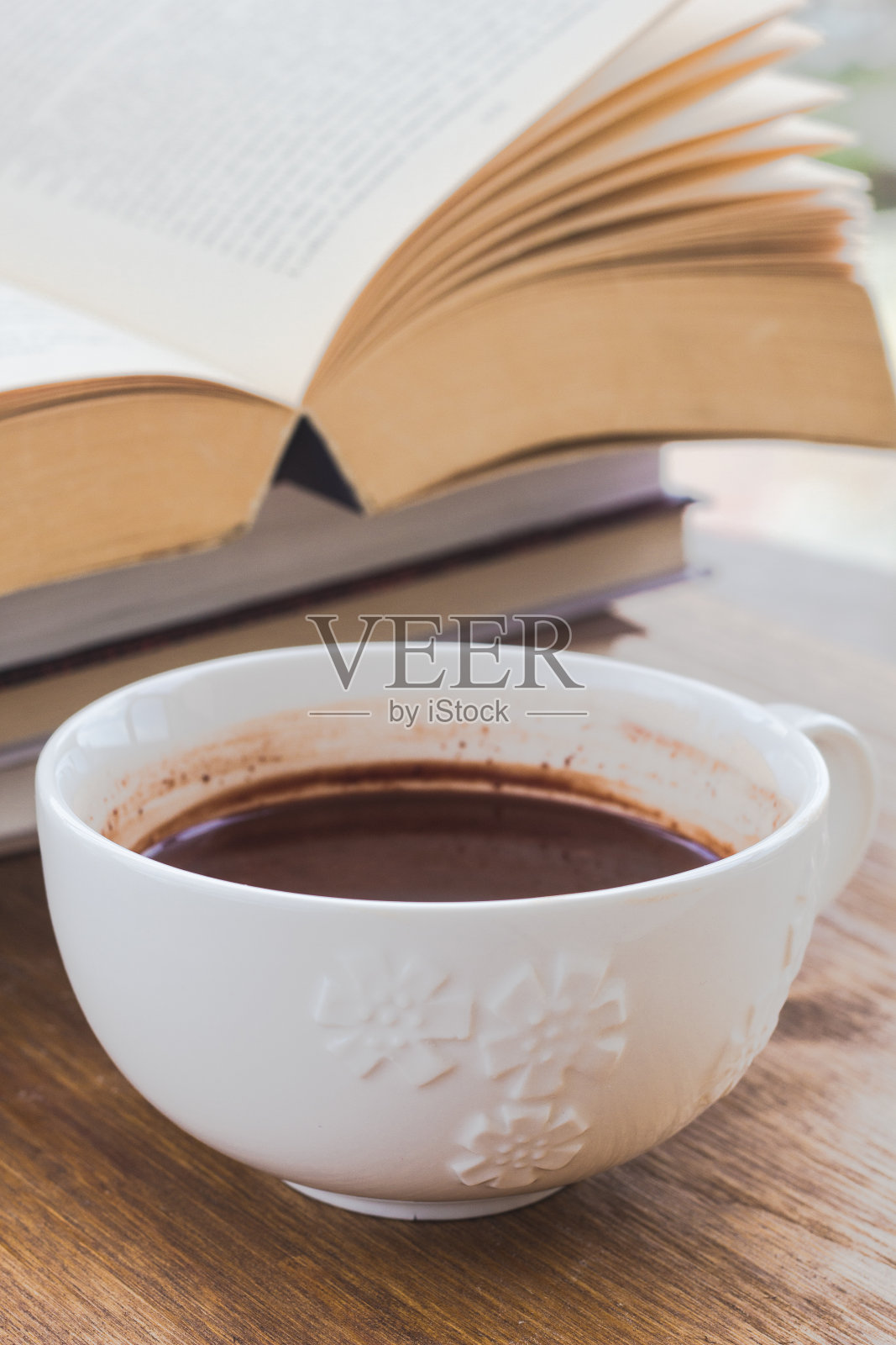 木桌上放着巧克力和书照片摄影图片