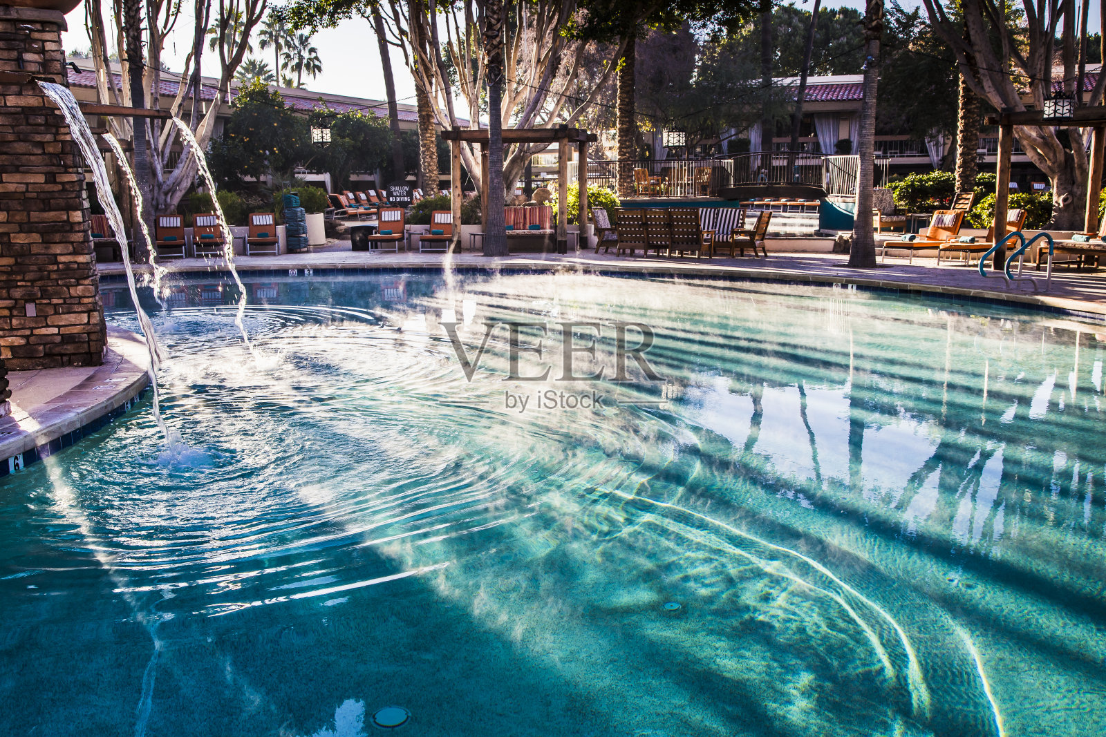 阳光洒在泳池上照片摄影图片