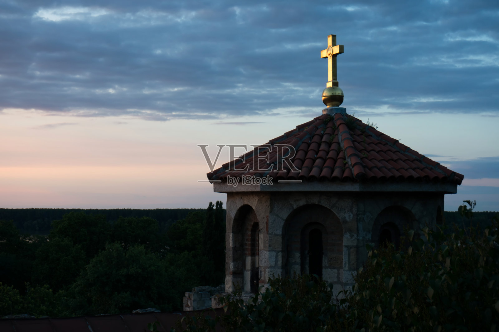 教堂在日落时分照片摄影图片