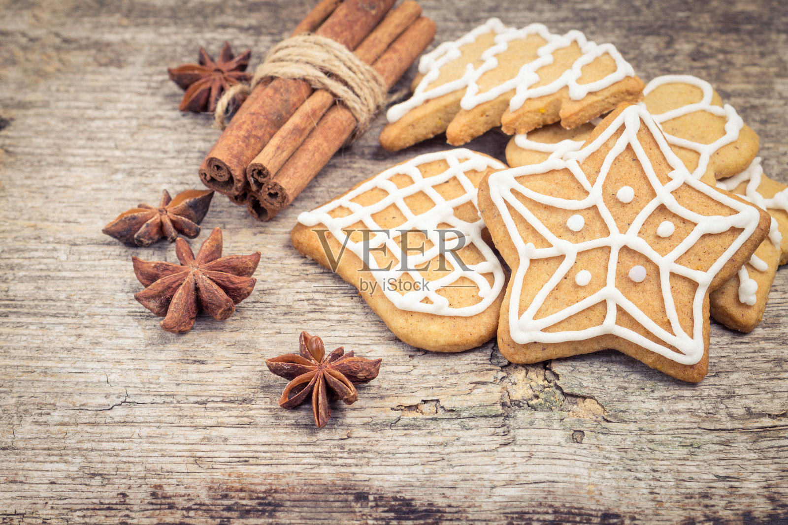 姜饼和香料在木制背景。照片摄影图片