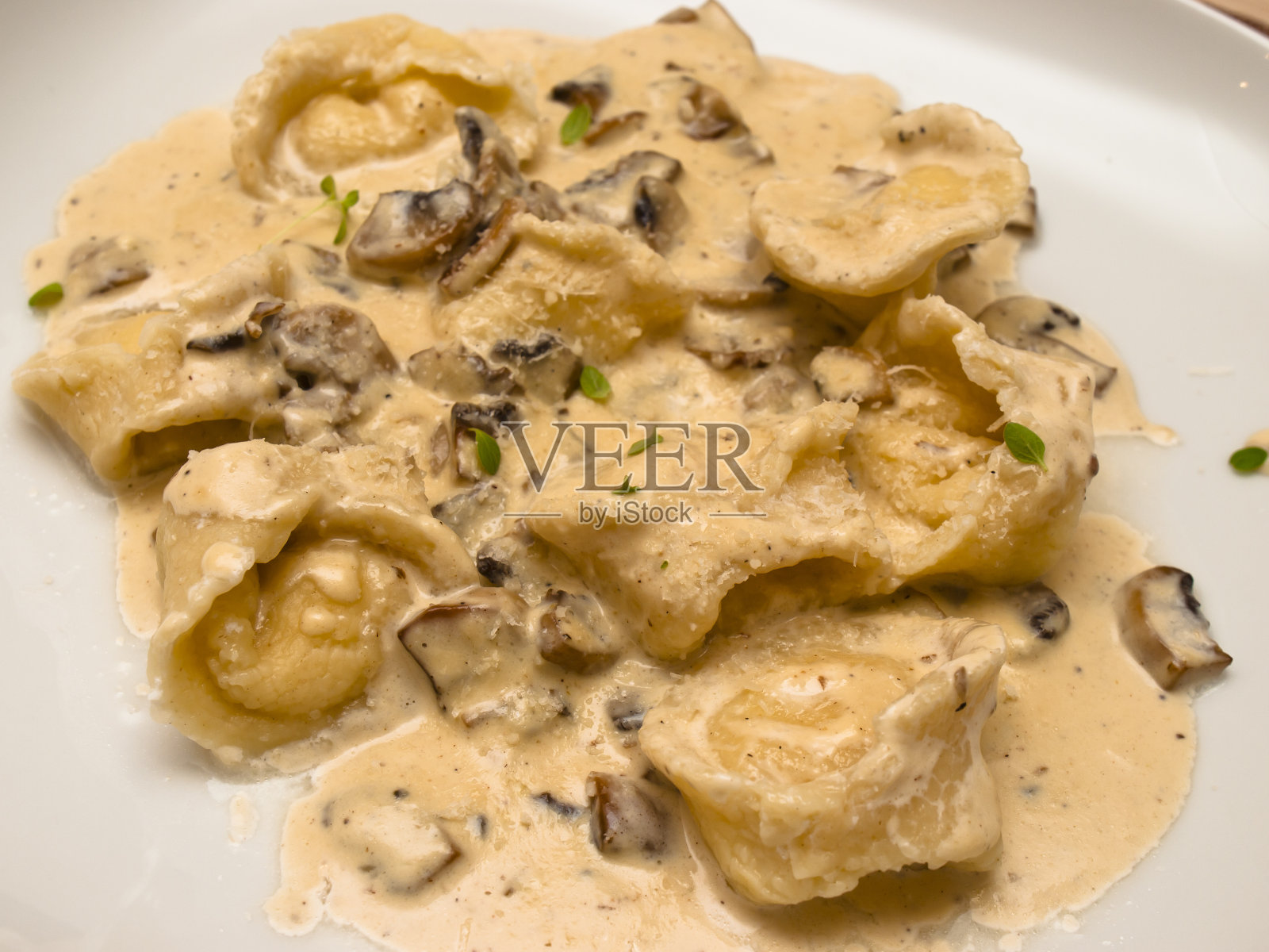 芝士饺子配蘑菇酱照片摄影图片