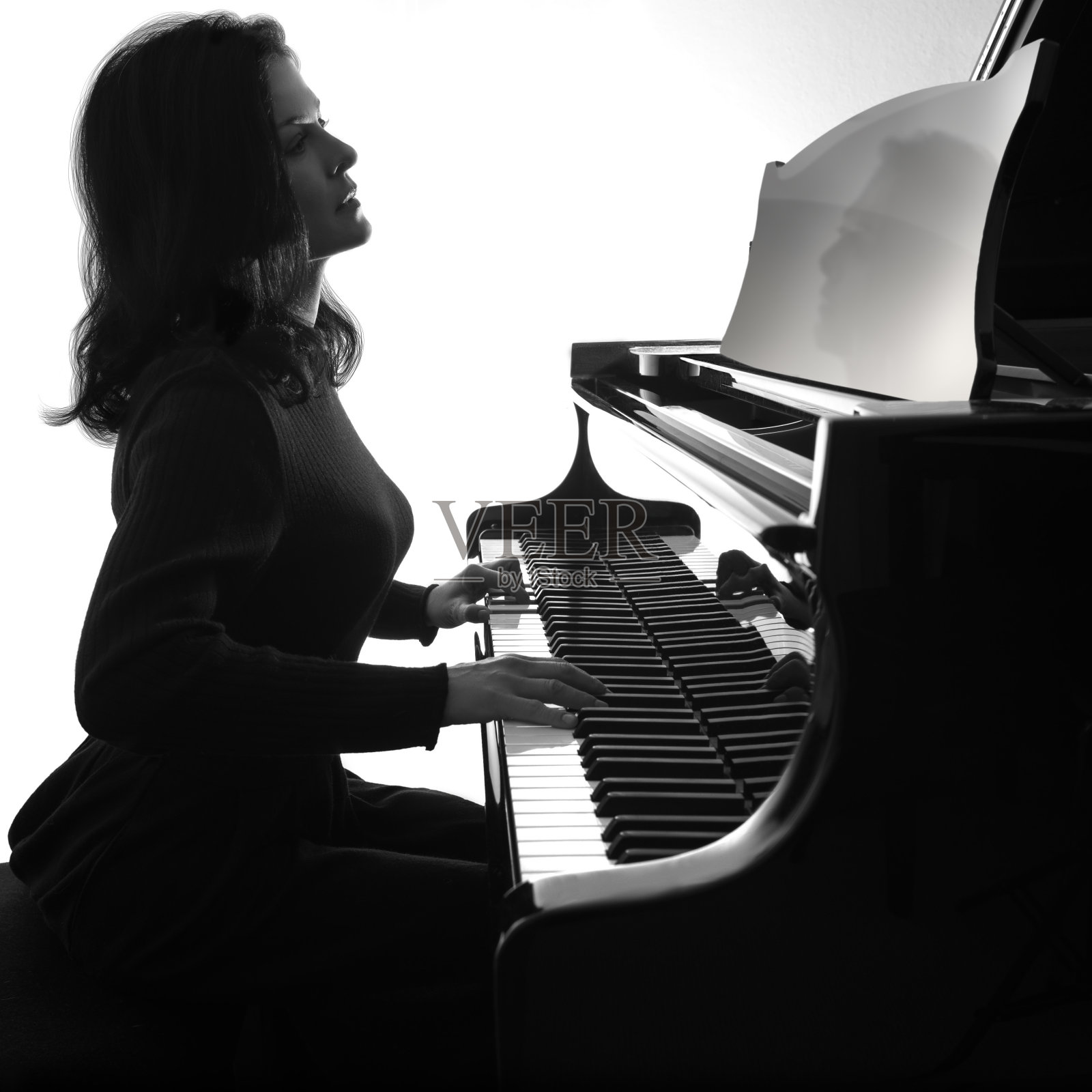 钢琴家弹奏大钢琴照片摄影图片