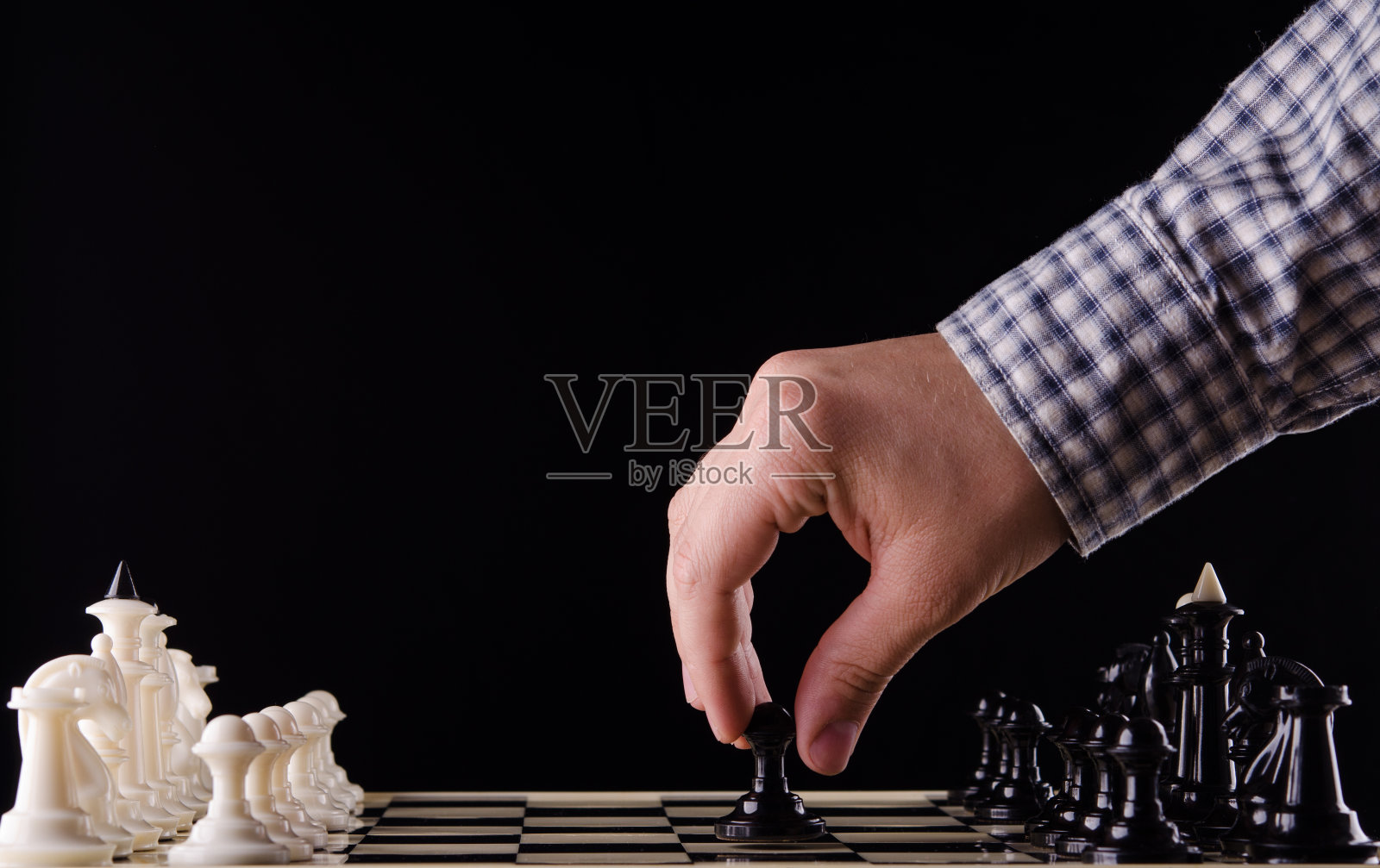 男人玩国际象棋照片摄影图片