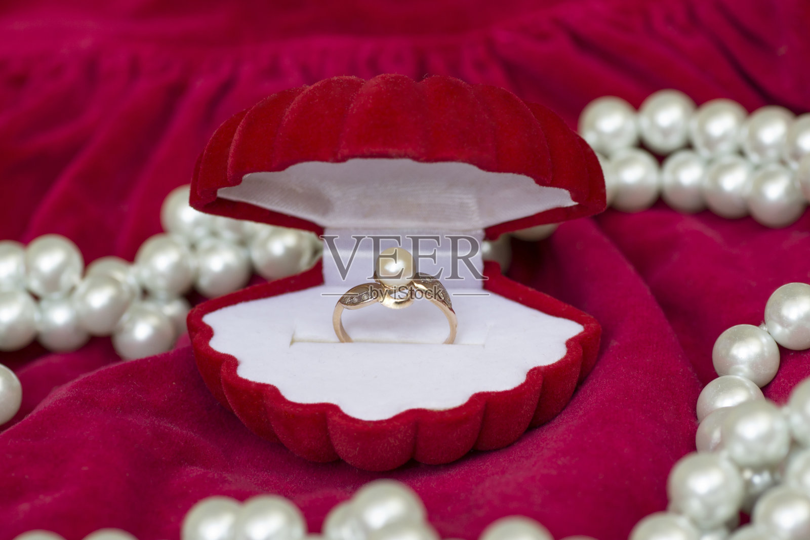 订婚或结婚时用的镶有白珍珠的金戒指照片摄影图片