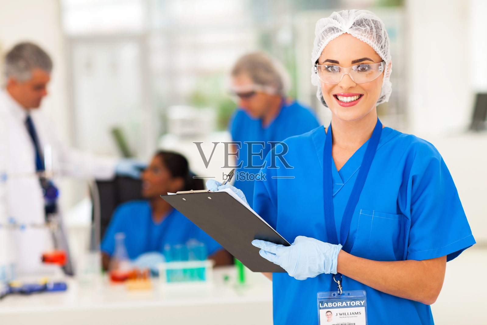 女性医学研究员撰写报告照片摄影图片