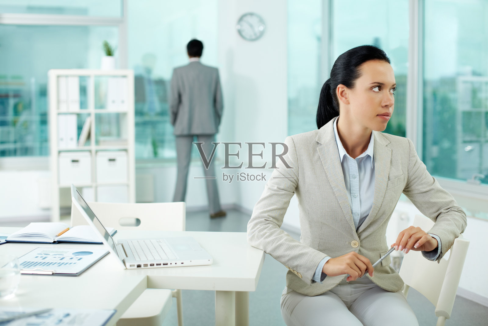 沉思的女商人照片摄影图片