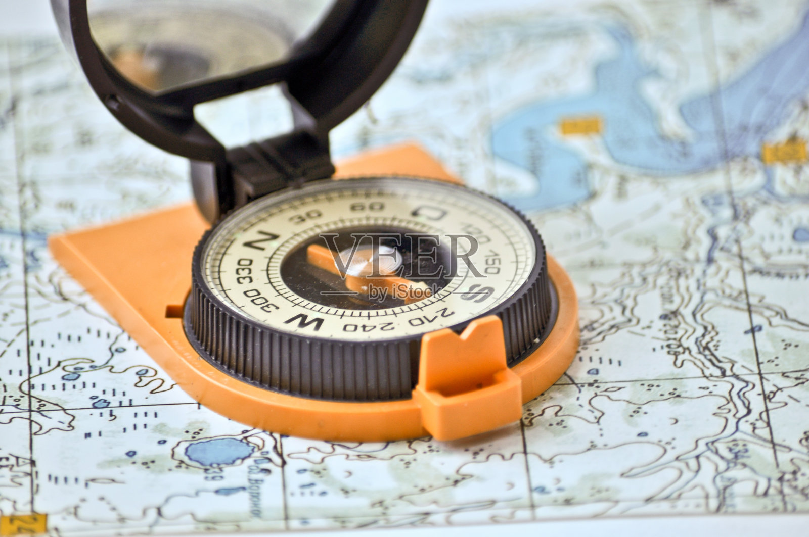 地图上的指南针。照片摄影图片