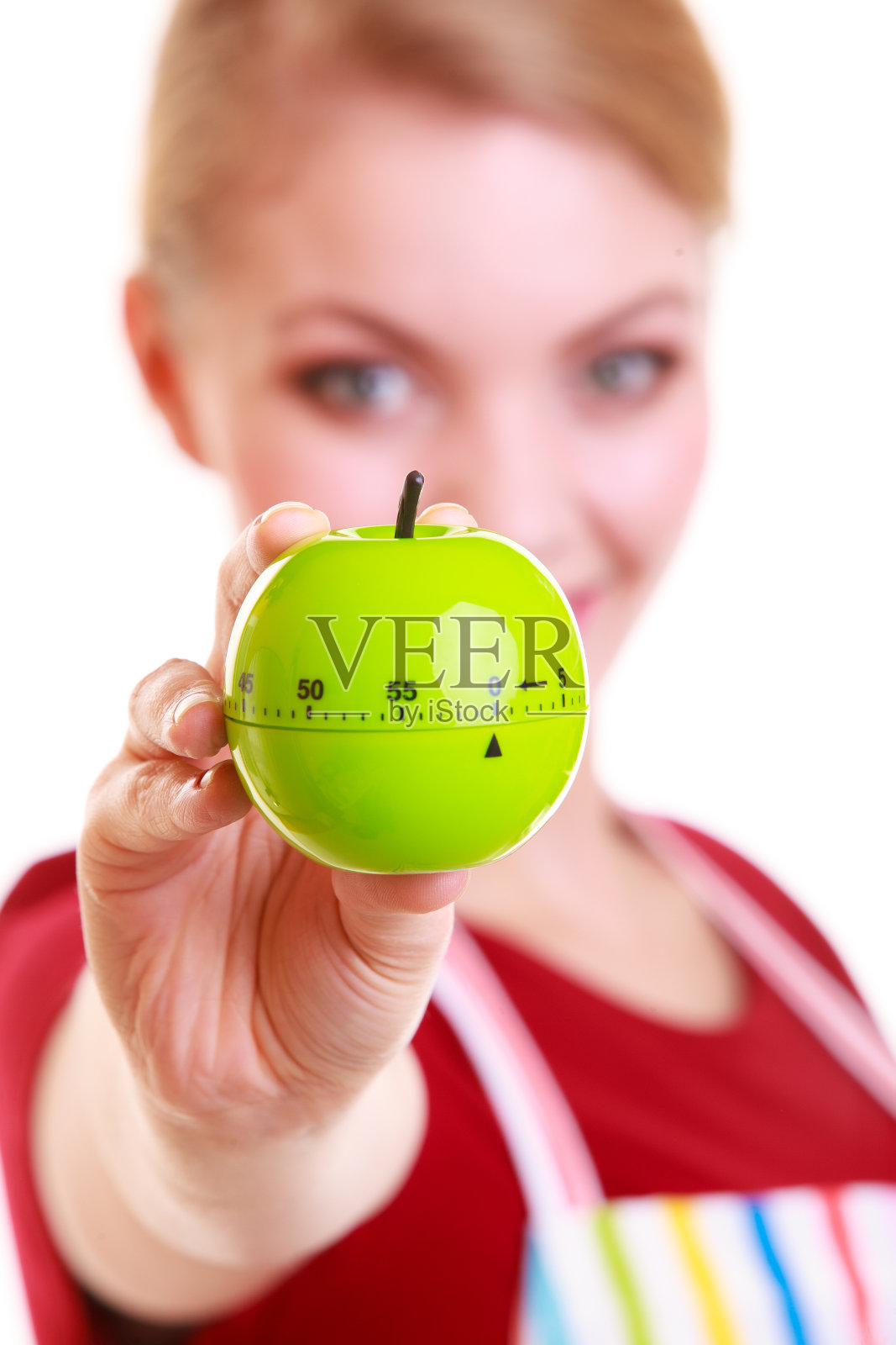 快乐的家庭主妇或厨师在厨房围裙上展示苹果定时器照片摄影图片