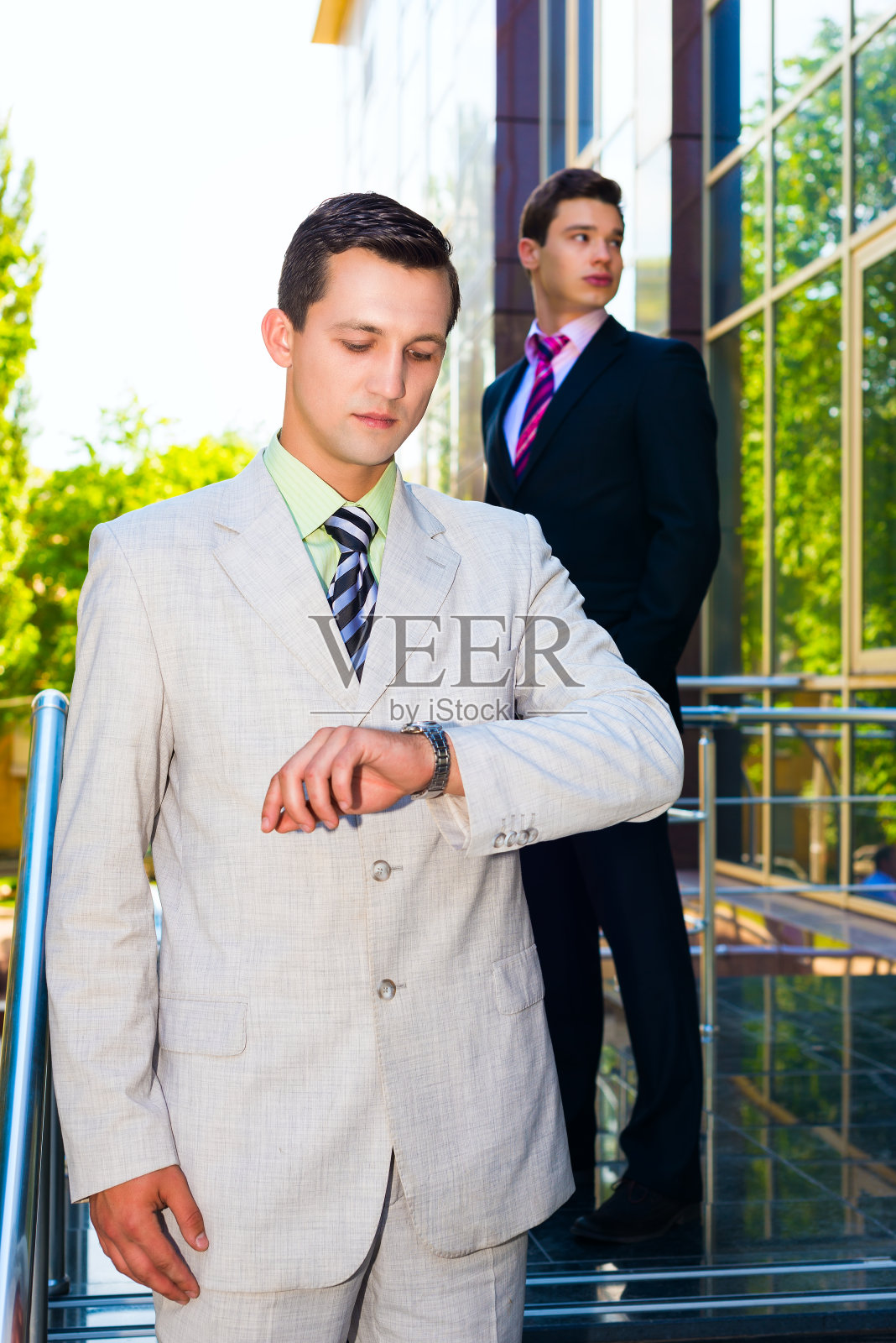 商人看时钟照片摄影图片