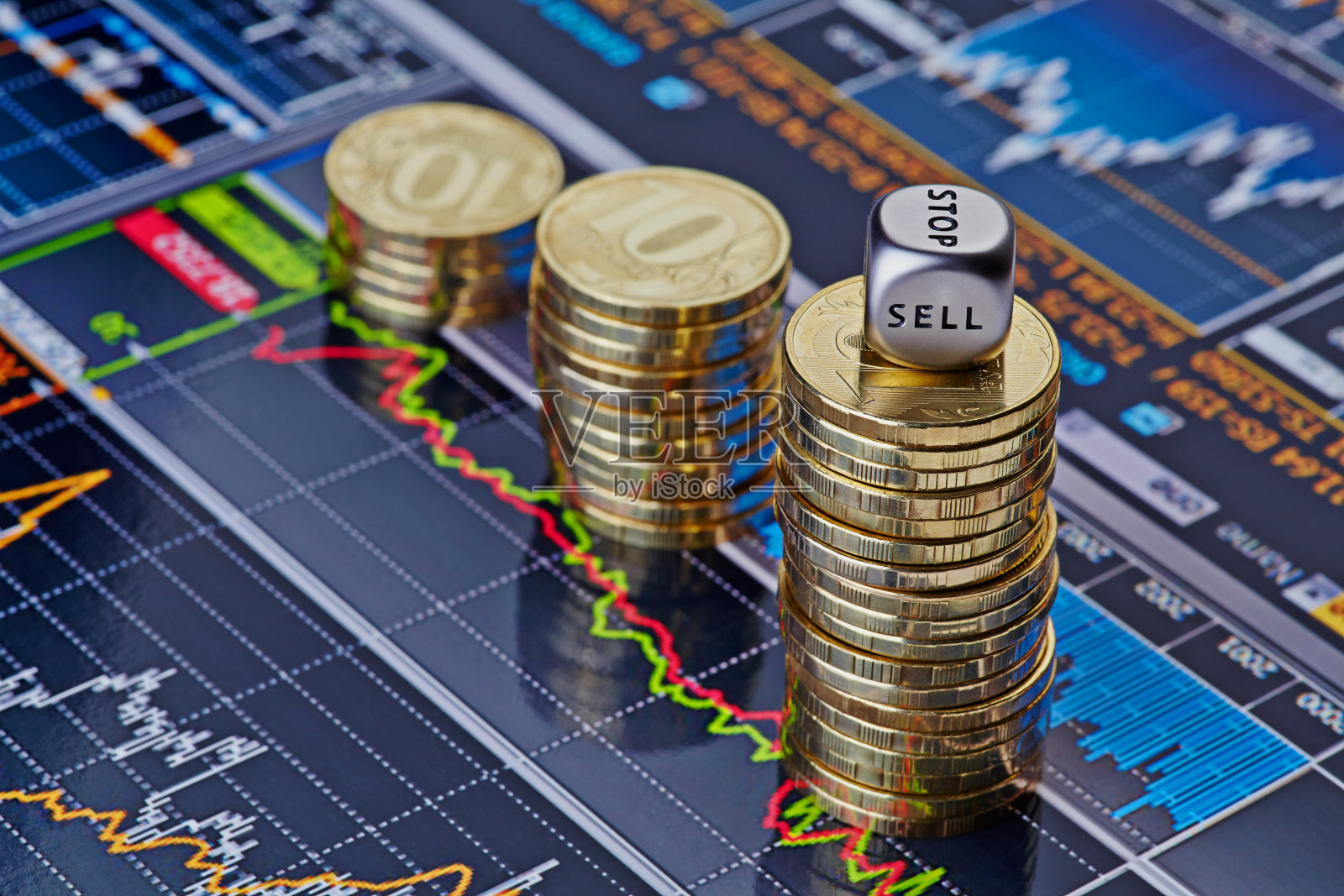 下行趋势堆的金币和骰子立方体照片摄影图片