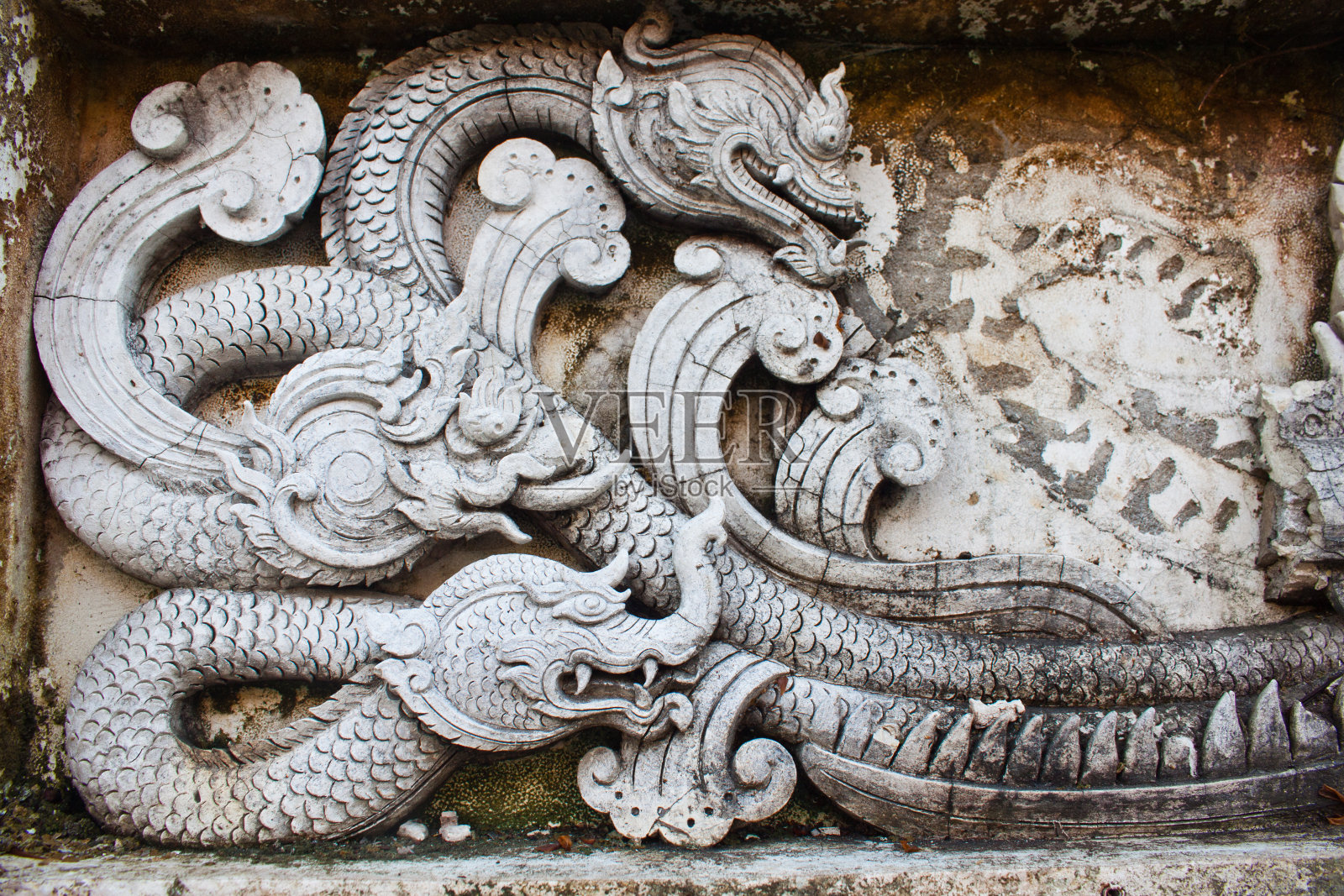 围墙上的那加雕像照片摄影图片