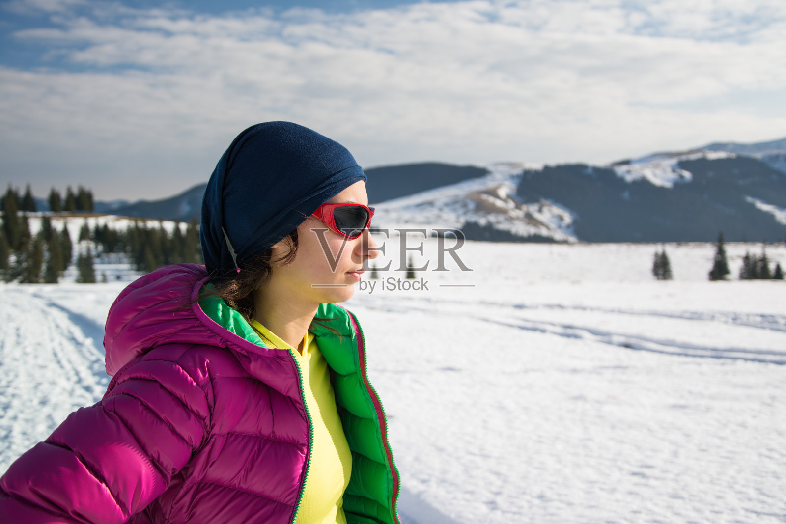 年轻的徒步旅行者在冬天的肖像照片摄影图片