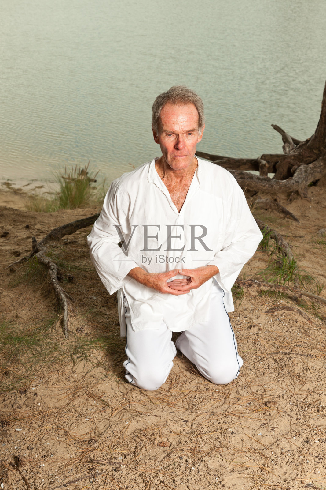 穿着白色衣服的高级神职人员。灰色的短发。照片摄影图片